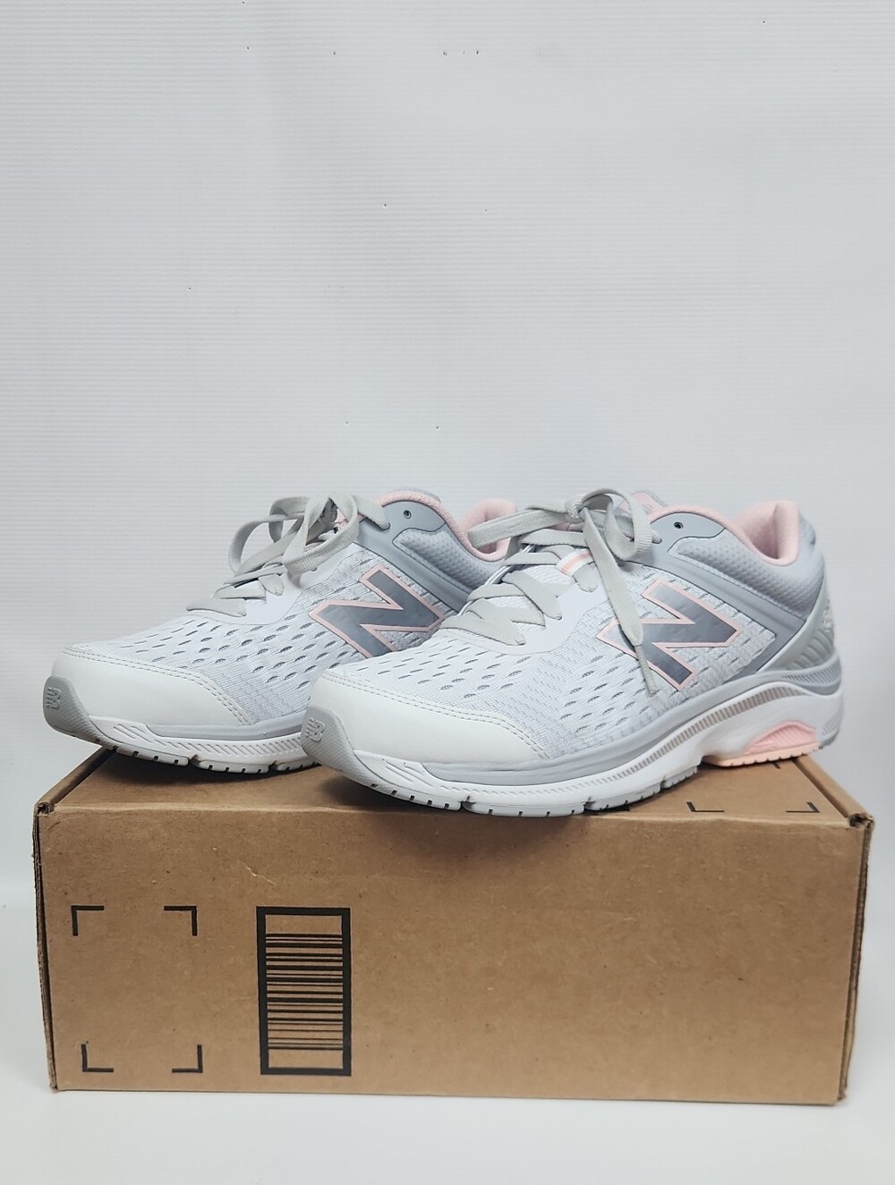 NWT New Balance 847 Women’s Light Gray and Pink Athletic Shoes Size 9.5 WIDE